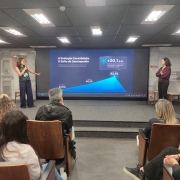 Foto mostrando apresentação sobre CNES na aps