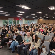 Foto mostrando auditório cheio de pessoas sentadas assistindo a apresentação da oficina de capacitação de CNES na aps