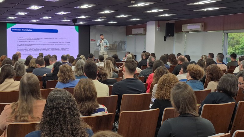 Foto mostrando audit&oacute;rio cheio de pessoas sentadas assistindo a apresenta&ccedil;&atilde;o da oficina de capacita&ccedil;&atilde;o de CNES na aps