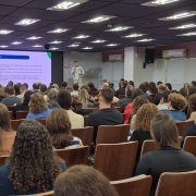 Foto mostrando auditório cheio de pessoas sentadas assistindo a apresentação da oficina de capacitação de CNES na aps